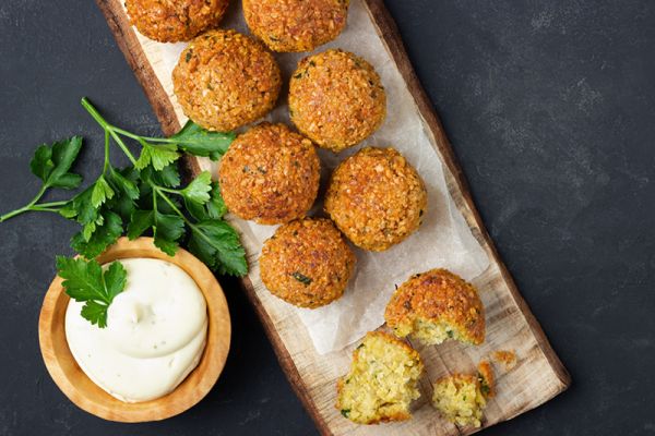 Falafelbällchen mit Knoblauch-Dip
