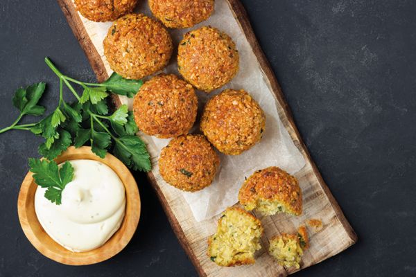 Falafelbällchen mit zwei Dips