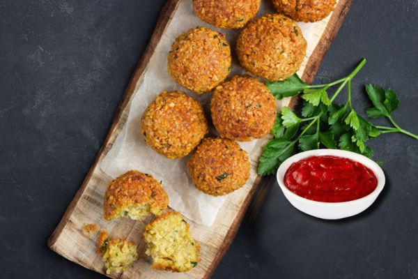 Falafelbällchen mit Tomaten-Dip
