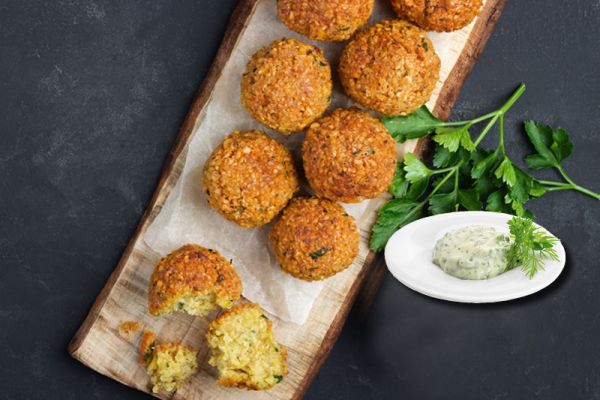 Falafelbällchen mit Kräuter-Dip